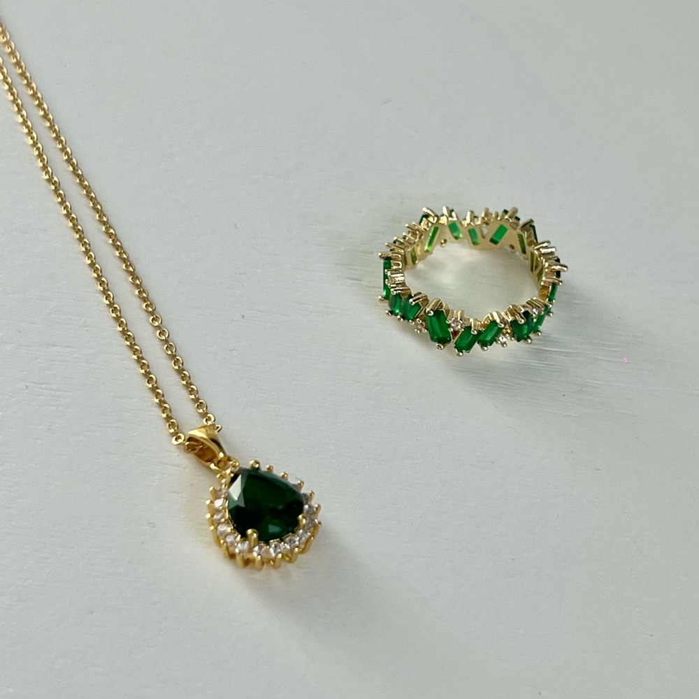 Elegant Gold and Green Jewelry Set
